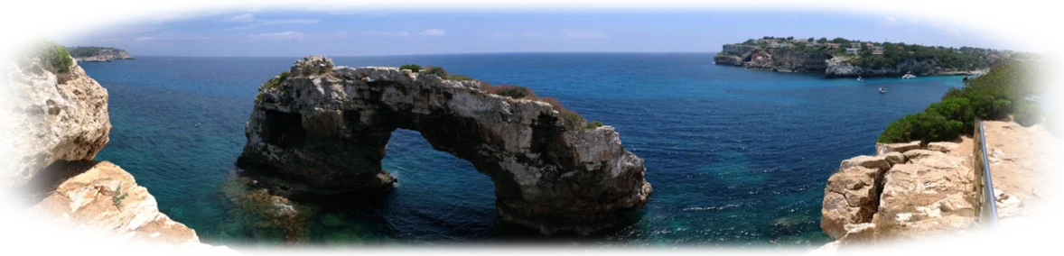 Felsbogen in der Cala Llombards